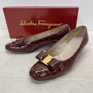 和570★① 箱付 Salvatore Ferragamo サルヴァトーレフェラガモ レザー パンプス ヒール 型押し 7.5 C ブラウン レディース