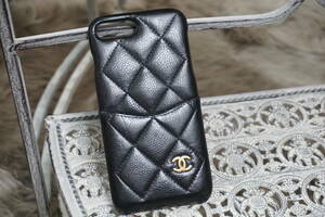 シャネル CHANELの キャビアスキンで創られた ゴールド金具の ココマークが付いている iPhone スマホケース です。”11401