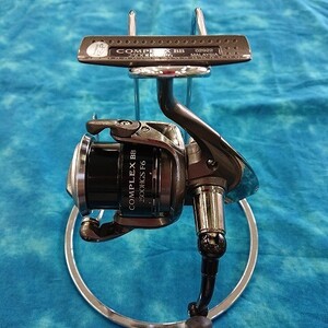 【中古現状品】シマノ　12　コンプレックス　XX　2500HGS　F6　スピニングリール[【難/割れあり】