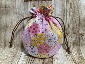 巾着袋 巾着ポーチ パッチワーク風プリント　丸底　ハンドメイド 手作り　ミニ巾着　drawstring bag handcrafted