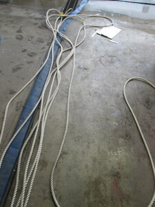157 ロープ 材質はナイロンロープ と思われます。太さが約１３ミリ、長さが約６６メーターくらいです。