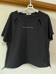 しまむら 切り込みデザインTシャツ 半袖 丈短め ブラック ロゴ レディース M