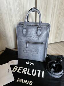 希少色 Berluti Premier Jour Scrit Leather Backpack ベルルッティ プルミエジュール バックパック ライトアルミニオ 最新型 全国完売