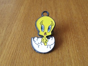 ペンダントトップ：Tweety トゥイーティー 【たまごの殻】 ルーニー テューンズ ひよこ 動物