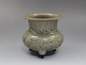 青磁 陰刻纏枝花紋 三足香炉 時代唐物 幅約11.2cm / 宋元時代 薫香 香道具 仏具 茶道具 煎茶具 唐物 古董 古玩