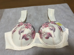 新品のワコール、fufu【フフ】のブラジャー★A70★2180円即決★Wacoal、wing【ウイング】幅色ストラップ、白色、ブラ