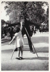 絵はがき / ポストカード（フランス製）　ロベール・ドアノー（Robert Doisneau）　小さなモニカ 1933　飾りにもオシャレ　未使用新品