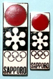 【未使用】 1972年 札幌オリンピック 日の丸と大会マークの記念章 大小２個 SAPPORO 札幌五輪 バッジ バッチ