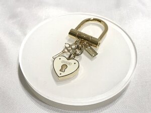 ■【YS-1】 美品 ■ コーチ COACH キーホルダー ■ ハート 鍵 キーチャーム 付き ■ GP ゴールド系 × ホワイト系 【同梱可能商品】■D