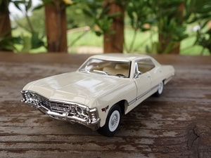 【送料450円】シボレーインパラ ミニカー １／４３ ホワイト アメ車 ＣＨＥＶＲＯＬＥＴ ＩＭＰＡＬＡ