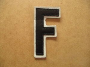 80s レザーワッペン『F』白×黒 ビンテージ革ワッペン/イニシャル ローマ字オリジナル本革Leather wappenパッチpatchアップリケ S6