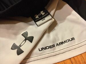 超美品★UNDER ARMOUR(アンダーアーマー)メンズ ショートパンツ SM(T162-168cm)使用３回 ブラック×ホワイト ゴルフ アウトドア (株)ドーム