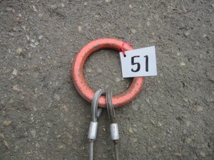 51 ワイヤー ロープ フック付き ２点吊りワイヤ長さ（フックも一部含む）約 1メートル、 ワイヤ径 約６ミリ 中古品です。　