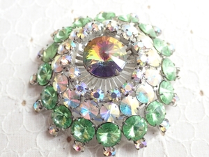 L427　ヴィンテージ ブローチ　ラインストーン　立体デザイン　グリーン×クリアカラー　アクセサリー　Vintage　brooch