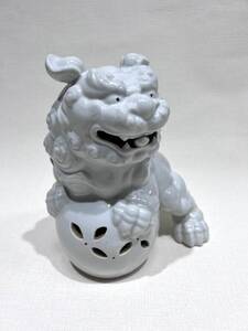 珍品 九谷焼 玉乗り獅子 白獅子 在銘刻印有 幅20×高さ23.5cm 玉獅子 縁起物 狛犬 素焼き 陶芸 陶器製 置物 工芸 骨董 美術品