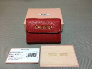 新品 ミュウミュウ レザー 三つ折り ミニ 財布 赤 レッド マドラス カード入れ 小銭入れ miumiu 箱 カード 本革