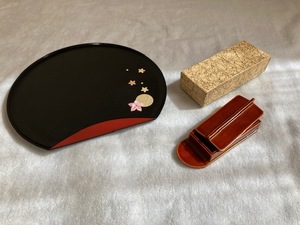 飛騨春慶漆塗 屋形船型爪楊枝他/小物入れ(約12×4×3cm)&ウレタン塗装月に桜柄お盆(約25×20cm)