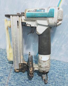 【NY761】makita マキタ エアタッカ 4mmモデル AT425A 常圧 ステープル 木材 エアツール 釘打ち機