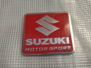 【ゆうパケット送料込】SUZUKI(スズキ) エンブレムプレート レッド　縦5.5cm×横6cm アルミ製 