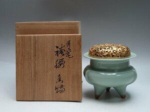 【青宝】061716特別出品　諏訪蘇山造　青磁袴腰香炉　純金四君子彫火舎　純金刻印　在銘　共箱（2757657/170）