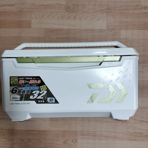 【中古美品】ダイワ LIGHT TRUNK α ZSS 3200　6面真空　32リットル　ライトトランク　キャンプ　釣り