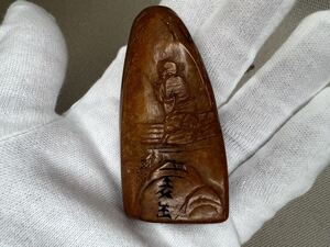 【亀】在銘　作家物　中国　田黄石印材　山水人物彫刻　山形印　高さ約6.8cm　(検)金石篆刻 寿山田黄 細密彫 石彫 書道具 唐物 古玩