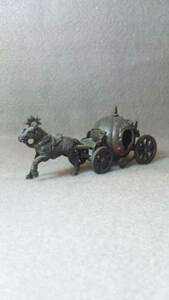 香港製 おしゃれな馬車の鉛筆削り 金属製 レトロ アンティーク