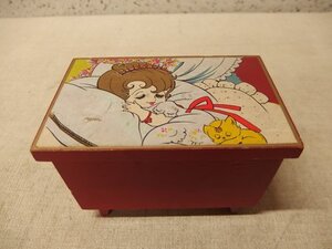 0840321a【昭和レトロ Sankyo MUSIC BOX オルゴール 小物入れ ♪赤トンボ】女の子と猫 MASAKO イラスト/中古品/13.5×8.6×H8.5cm程度