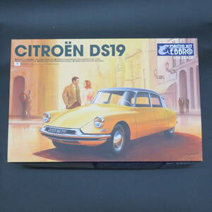 EBBRO エブロ 　Citroen シトロエン　DS19　1/24スケール　プラモデル