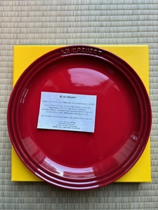 LE CREUSET ルクルーゼ　Round Plate 23㎝　910140-23　レッド＆ホワイト　各1枚のセット