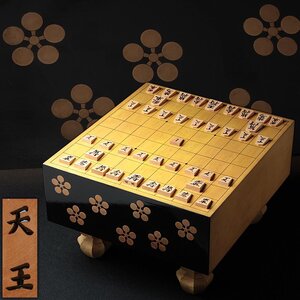 ZM344 江戸-明治期 梅鉢紋散蒔絵将棋盤 幅32.7cm 重8.3kg【天王作】黄楊 彫駒 将棋駒 蒔絵箱付