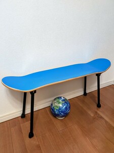 アウトドアや室内でも【海外限定】スケートデッキ 折りたたみテーブル スケボー スケートボード サイドテーブル ブルー 青1 キャンプ 屋外