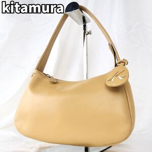 洗練された優美★　kitamura キタムラ　ハンドバッグ ショルダーバッグ ワンショルダー ロゴ チャーム 肩掛け レザー　ベージュ