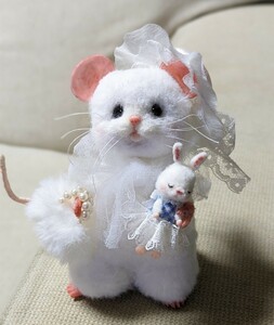 ハンドメイド 11cm 白いねずみ 4.5cmのうさぎの人形付き 検索:ミニチュア ドールハウス アートドール ネズミ 羊毛フェルト インテリア