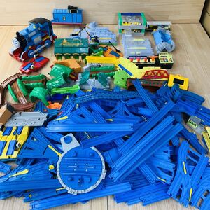 AU44370 まとめ売り TOMY プラレール きかんしゃトーマス ビッグトーマス たためるトーマス機関庫 踏切 レール 大きな転車台