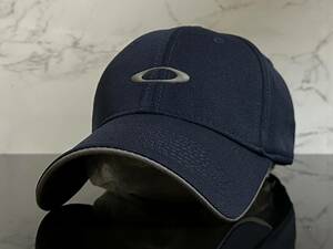 【未使用品】43B 訳あり★OAKLEY オークリー キャップ 帽子 上品で高級感のあるネイビーの伸縮素材にグレーロゴ《伸縮前56㎝-59㎝位迄》