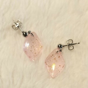 【No.2280】Chamiピアス/イヤリング ガラスチャーム 花びら ゴールドラメ ピンク