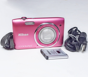 送料185円 Nikon コンパクトデジタルカメラ COOLPIX S3500 純正バッテリー 純正USBケーブル付 ★200枚以上撮影可 液晶不具合あり ジャンク
