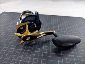 關【使用回数3回】 ダイワ 22 ソルティガ 15-SL 左 レフト 日本製 Daiwa SALTIGA ベイトリール 2903F