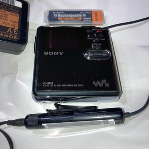 SONY Hi-MD MZ-RH10ブラック故障ジャンクノークレーム品自身未使用の為。付属品なしおまけ付き。短時間ですが再生出来ました。