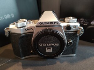 OLYMPUS オリンパス OM-D E-M5 mark2 ボディ シルバー デジタルカメラ