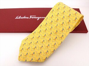 未使用品☆FERRAGAMO【フェラガモ】シルク100％ネクタイ イエロー系ゴルファー柄☆スーツ☆フォーマル☆ロゴ☆メンズ☆紙箱付☆