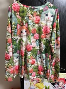 猫と花のプリント 長袖Tシャツ Lサイズ向けSサイズ