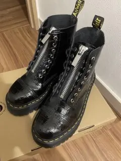 Dr. Martens 黒 エナメル クロコダイル風 厚底ブーツ