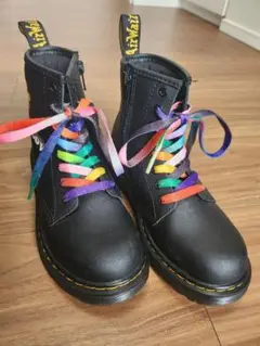 ★中古美品★Dr. Martens キッズブーツ 黒 レインボー靴紐