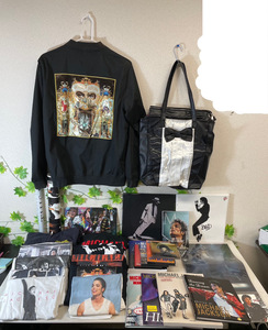 7906-09★マイケルジャクソン/Micheal Jackson/グッズおまとめ/25点以上/Tシャツ/トレーナー/CD/DVD/本/写真集/バッグ/ジャケット★