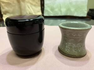 抹茶道具茶入れ棗蓋置2点セット、茶入れ黒漆塗、磁器三島蓋置、珍品、漆塗り、染付、茶道具、裏千家、表千家、抹茶道具、蓋置、棗