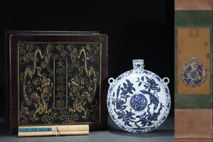 ■大成美術■青花纏枝花卉花鳥紋臥壺 郎世寧絵 絹本 【磁器瓶図】掛け軸 箱付き（検） 明時代 染付 陶磁器 唐物 中国美術 骨董 古玩 292