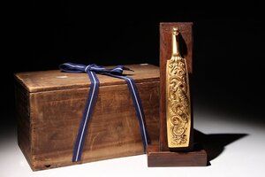 ☆寒椿☆鍍金帯鈎　台付き　全長約21cm　(検)神獣 装飾品 装身具 帯留 唐物 中国美術 古玩