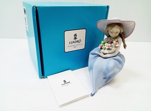 下松)【美品】 LLADRO リヤドロ No.05862 花の香りに包まれて 陶器 人形 ◆N2411071 MM18A